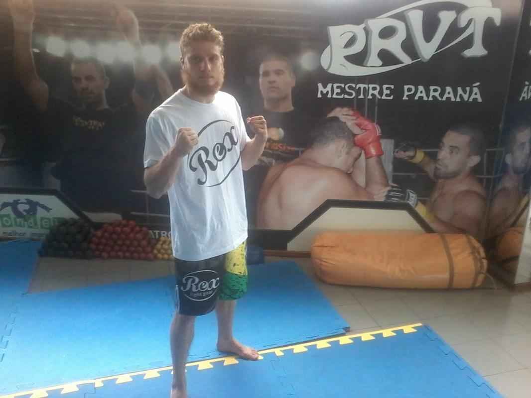 Renato Mnaco (10-1), 22, Londrina, PR - Peso-Galo