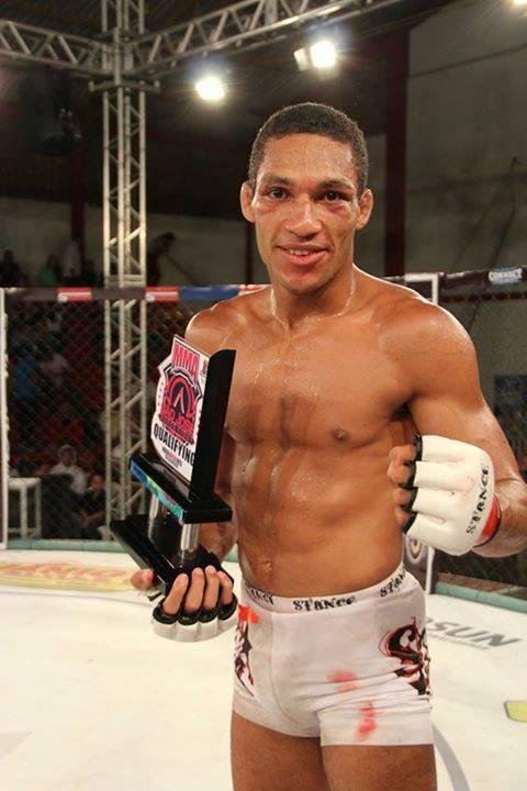 Franklyn 'Arrocha' (4-0), 28, Divina Pastora, SE - Peso-Galo