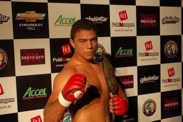 Adilson Fernandes 'Jack Godzilla' (11-4), 24, Pernambuco - Peso-Leve