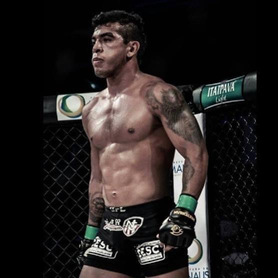 Erick Silva 'ndio Brabo' (14-4), 25, Amazonas - Peso Leve