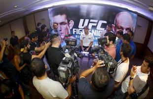 Imagens do Media Day do UFC Fight Night 62 - Demian Maia cercado por jornalistas