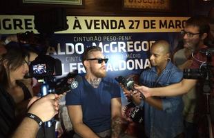 Conor McGregor visita pub irlands e causa alvoroo em fs no Rio de Janeiro