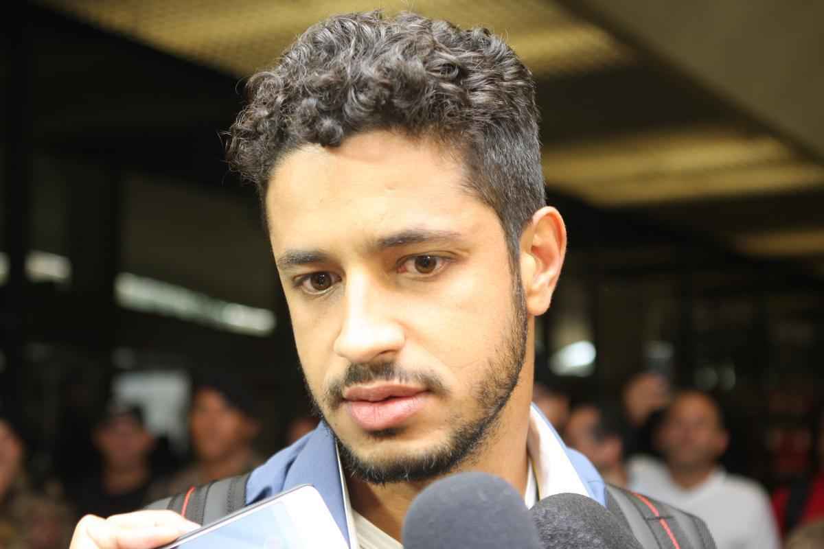 Leo concede entrevista no desembarque do Cruzeiro no Aeroporto de Confins