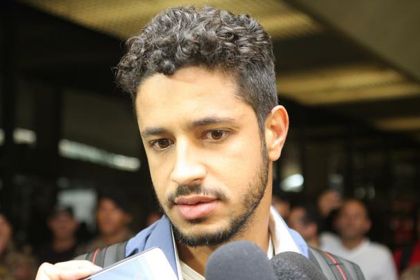 Leo concede entrevista no desembarque do Cruzeiro no Aeroporto de Confins