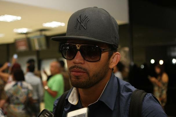 Charles no desembarque do Cruzeiro no Aeroporto de Confins