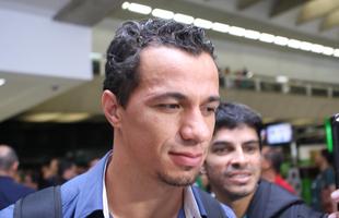 Autor do primeiro gol do Cruzeiro contra o Mineros, Leandro Damio desembarca em Confins