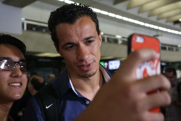 Autor do primeiro gol do Cruzeiro contra o Mineros, Leandro Damio desembarca em Confins