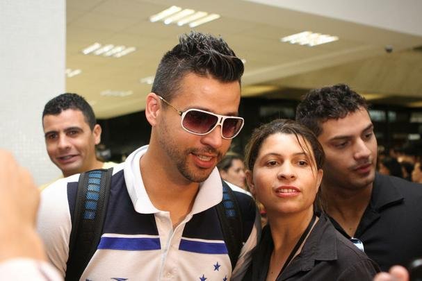 Fbio  assediado por torcedores no Aeroporto de Confins