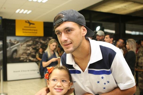 De Arrascaeta posa para foto com f no Aeroporto de Confins