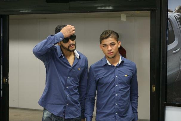 Henrique Dourado e Judivan desembarcam no Aeroporto de Confins