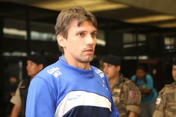 Paulo Andr desembarca no Aeroporto de Confins