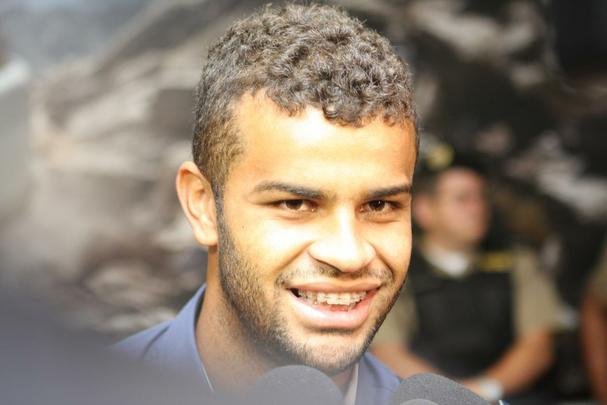 Alisson concede entrevista no desembarque do Cruzeiro no Aeroporto de Confins