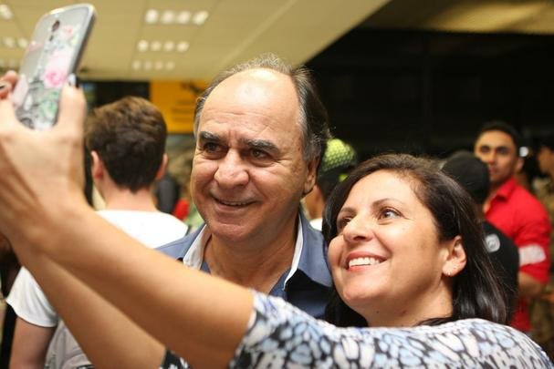 Tcnico Marcelo Oliveira posa para foto com torcedora