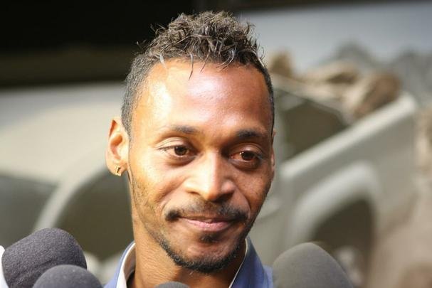 Marquinhos concede entrevista no Aeroporto de Confins