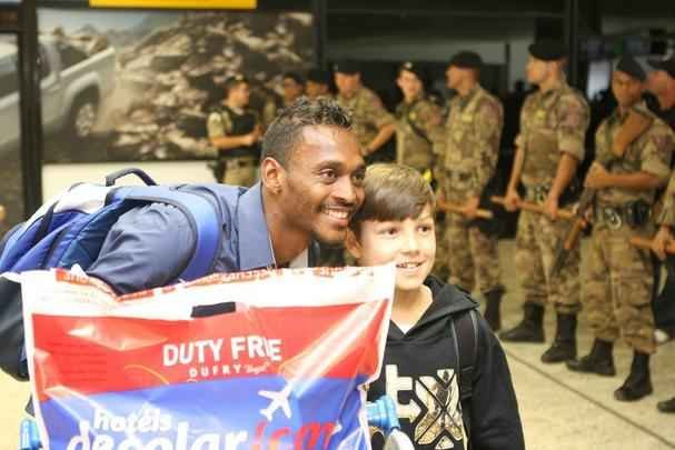 Marquinhos posa para foto ao lado de torcedor