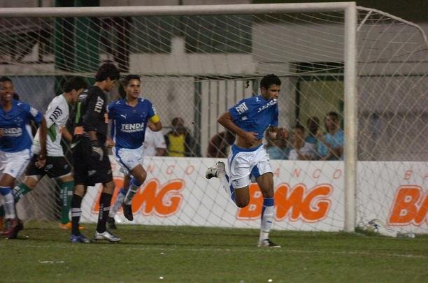 Campes dos Mdulos I e II do Campeonato Mineiro daquele ano, equipes fizeram jogo de entrega de faixas. Raposa venceu o clssico por 2 a 1, com gols de Reinaldo e Jonathas. Luciano descontou para o Coelho