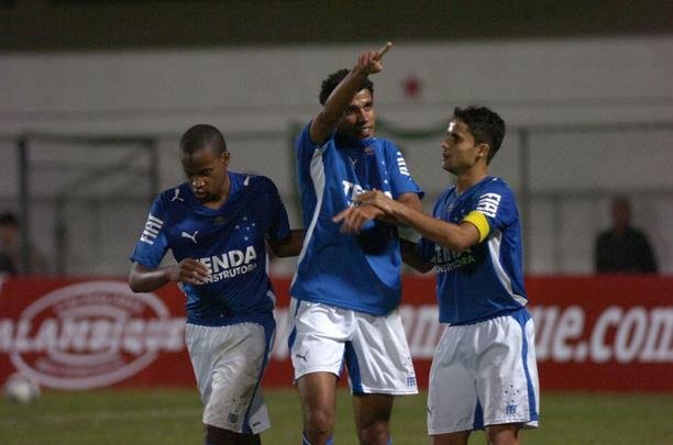 Campes dos Mdulos I e II do Campeonato Mineiro daquele ano, equipes fizeram jogo de entrega de faixas. Raposa venceu o clssico por 2 a 1, com gols de Reinaldo e Jonathas. Luciano descontou para o Coelho