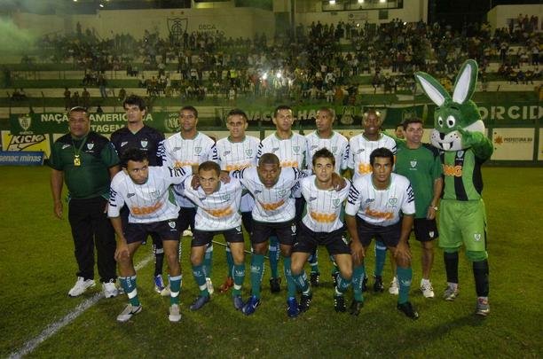 Campes dos Mdulos I e II do Campeonato Mineiro daquele ano, equipes fizeram jogo de entrega de faixas. Raposa venceu o clssico por 2 a 1, com gols de Reinaldo e Jonathas. Luciano descontou para o Coelho