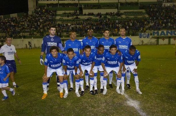 Campes dos Mdulos I e II do Campeonato Mineiro daquele ano, equipes fizeram jogo de entrega de faixas. Raposa venceu o clssico por 2 a 1, com gols de Reinaldo e Jonathas. Luciano descontou para o Coelho
