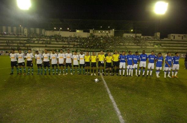 Campes dos Mdulos I e II do Campeonato Mineiro daquele ano, equipes fizeram jogo de entrega de faixas. Raposa venceu o clssico por 2 a 1, com gols de Reinaldo e Jonathas. Luciano descontou para o Coelho