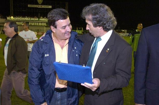 Campes dos Mdulos I e II do Campeonato Mineiro daquele ano, equipes fizeram jogo de entrega de faixas. Raposa venceu o clssico por 2 a 1, com gols de Reinaldo e Jonathas. Luciano descontou para o Coelho