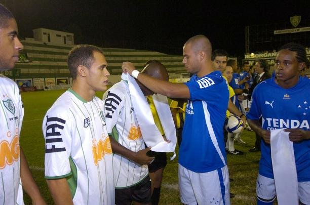 Campes dos Mdulos I e II do Campeonato Mineiro daquele ano, equipes fizeram jogo de entrega de faixas. Raposa venceu o clssico por 2 a 1, com gols de Reinaldo e Jonathas. Luciano descontou para o Coelho