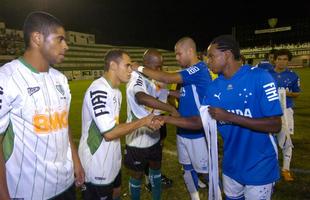 Campes dos Mdulos I e II do Campeonato Mineiro daquele ano, equipes fizeram jogo de entrega de faixas. Raposa venceu o clssico por 2 a 1, com gols de Reinaldo e Jonathas. Luciano descontou para o Coelho