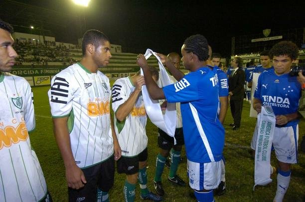 Campes dos Mdulos I e II do Campeonato Mineiro daquele ano, equipes fizeram jogo de entrega de faixas. Raposa venceu o clssico por 2 a 1, com gols de Reinaldo e Jonathas. Luciano descontou para o Coelho