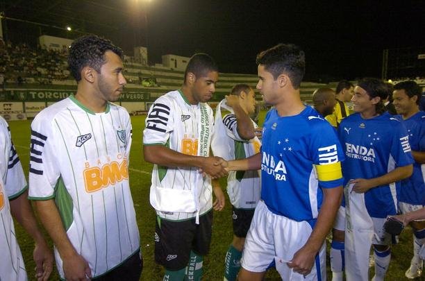 Campes dos Mdulos I e II do Campeonato Mineiro daquele ano, equipes fizeram jogo de entrega de faixas. Raposa venceu o clssico por 2 a 1, com gols de Reinaldo e Jonathas. Luciano descontou para o Coelho