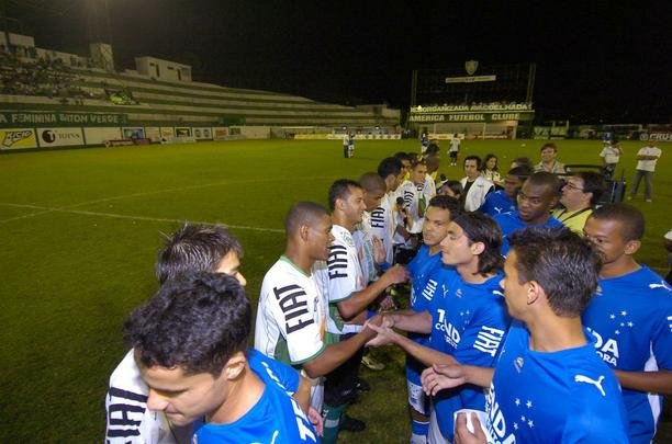 Campes dos Mdulos I e II do Campeonato Mineiro daquele ano, equipes fizeram jogo de entrega de faixas. Raposa venceu o clssico por 2 a 1, com gols de Reinaldo e Jonathas. Luciano descontou para o Coelho