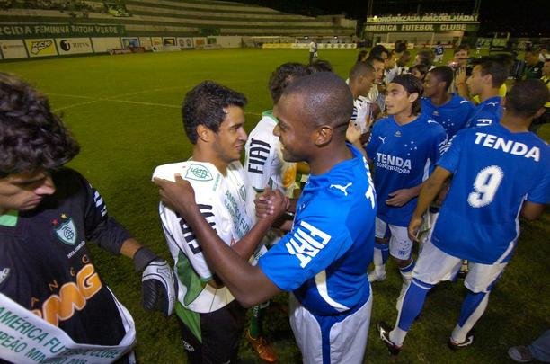 Campes dos Mdulos I e II do Campeonato Mineiro daquele ano, equipes fizeram jogo de entrega de faixas. Raposa venceu o clssico por 2 a 1, com gols de Reinaldo e Jonathas. Luciano descontou para o Coelho