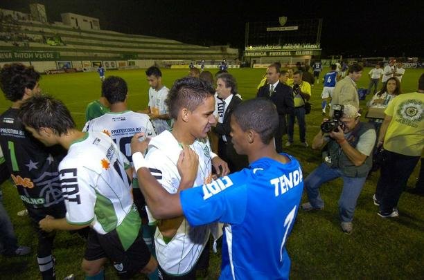 Campes dos Mdulos I e II do Campeonato Mineiro daquele ano, equipes fizeram jogo de entrega de faixas. Raposa venceu o clssico por 2 a 1, com gols de Reinaldo e Jonathas. Luciano descontou para o Coelho