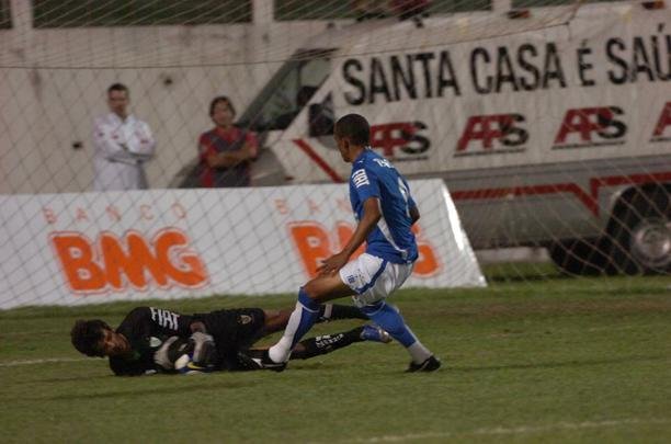 Campes dos Mdulos I e II do Campeonato Mineiro daquele ano, equipes fizeram jogo de entrega de faixas. Raposa venceu o clssico por 2 a 1, com gols de Reinaldo e Jonathas. Luciano descontou para o Coelho