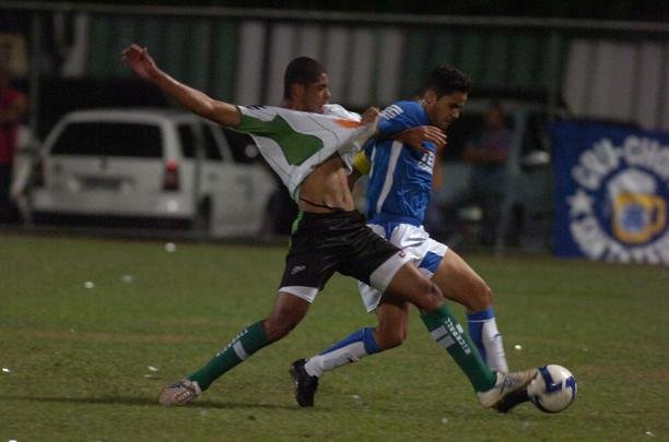 Campes dos Mdulos I e II do Campeonato Mineiro daquele ano, equipes fizeram jogo de entrega de faixas. Raposa venceu o clssico por 2 a 1, com gols de Reinaldo e Jonathas. Luciano descontou para o Coelho