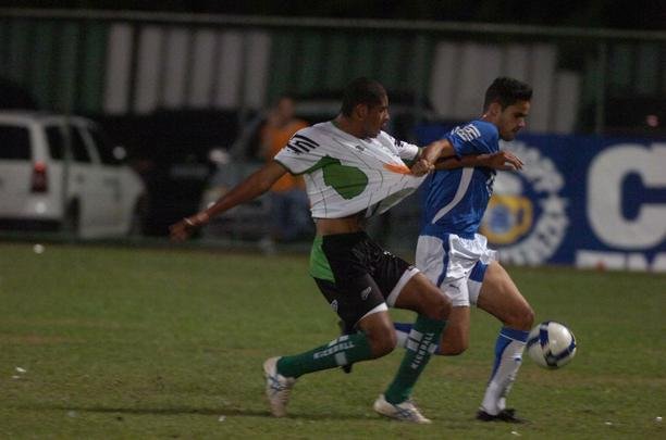 Campes dos Mdulos I e II do Campeonato Mineiro daquele ano, equipes fizeram jogo de entrega de faixas. Raposa venceu o clssico por 2 a 1, com gols de Reinaldo e Jonathas. Luciano descontou para o Coelho