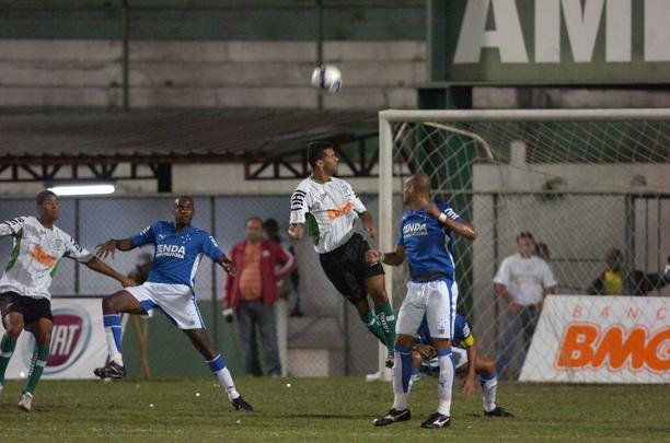 Campes dos Mdulos I e II do Campeonato Mineiro daquele ano, equipes fizeram jogo de entrega de faixas. Raposa venceu o clssico por 2 a 1, com gols de Reinaldo e Jonathas. Luciano descontou para o Coelho