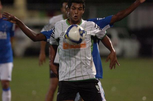 Campes dos Mdulos I e II do Campeonato Mineiro daquele ano, equipes fizeram jogo de entrega de faixas. Raposa venceu o clssico por 2 a 1, com gols de Reinaldo e Jonathas. Luciano descontou para o Coelho