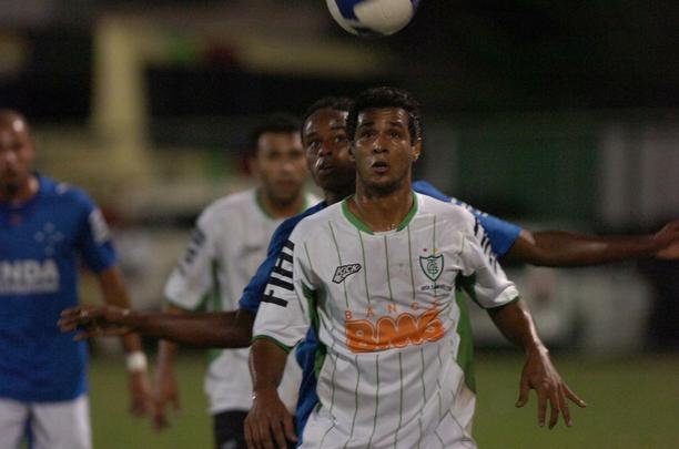 Campes dos Mdulos I e II do Campeonato Mineiro daquele ano, equipes fizeram jogo de entrega de faixas. Raposa venceu o clssico por 2 a 1, com gols de Reinaldo e Jonathas. Luciano descontou para o Coelho