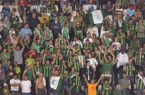 Campes dos Mdulos I e II do Campeonato Mineiro daquele ano, equipes fizeram jogo de entrega de faixas. Raposa venceu o clssico por 2 a 1, com gols de Reinaldo e Jonathas. Luciano descontou para o Coelho