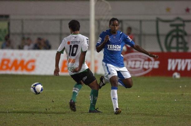 Campes dos Mdulos I e II do Campeonato Mineiro daquele ano, equipes fizeram jogo de entrega de faixas. Raposa venceu o clssico por 2 a 1, com gols de Reinaldo e Jonathas. Luciano descontou para o Coelho