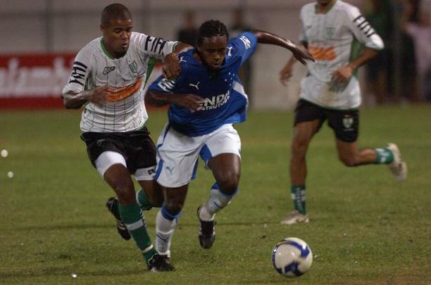 Campes dos Mdulos I e II do Campeonato Mineiro daquele ano, equipes fizeram jogo de entrega de faixas. Raposa venceu o clssico por 2 a 1, com gols de Reinaldo e Jonathas. Luciano descontou para o Coelho