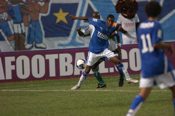 Campes dos Mdulos I e II do Campeonato Mineiro daquele ano, equipes fizeram jogo de entrega de faixas. Raposa venceu o clssico por 2 a 1, com gols de Reinaldo e Jonathas. Luciano descontou para o Coelho