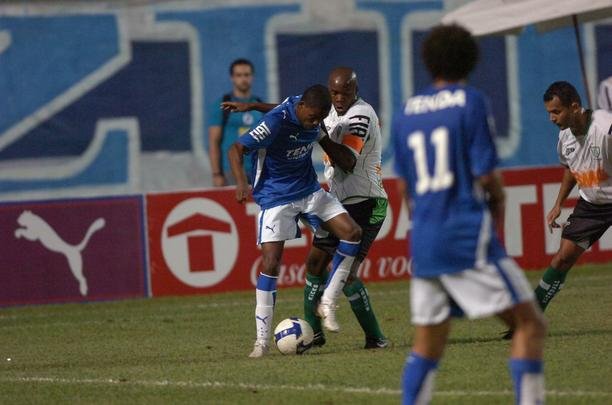 Campes dos Mdulos I e II do Campeonato Mineiro daquele ano, equipes fizeram jogo de entrega de faixas. Raposa venceu o clssico por 2 a 1, com gols de Reinaldo e Jonathas. Luciano descontou para o Coelho