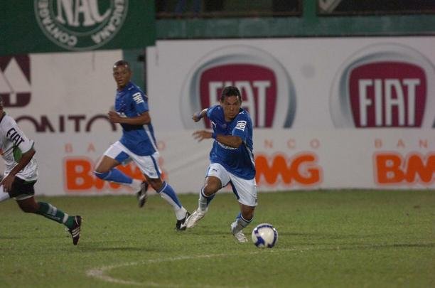 Campes dos Mdulos I e II do Campeonato Mineiro daquele ano, equipes fizeram jogo de entrega de faixas. Raposa venceu o clssico por 2 a 1, com gols de Reinaldo e Jonathas. Luciano descontou para o Coelho