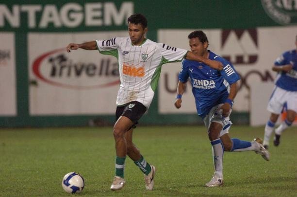 Campes dos Mdulos I e II do Campeonato Mineiro daquele ano, equipes fizeram jogo de entrega de faixas. Raposa venceu o clssico por 2 a 1, com gols de Reinaldo e Jonathas. Luciano descontou para o Coelho