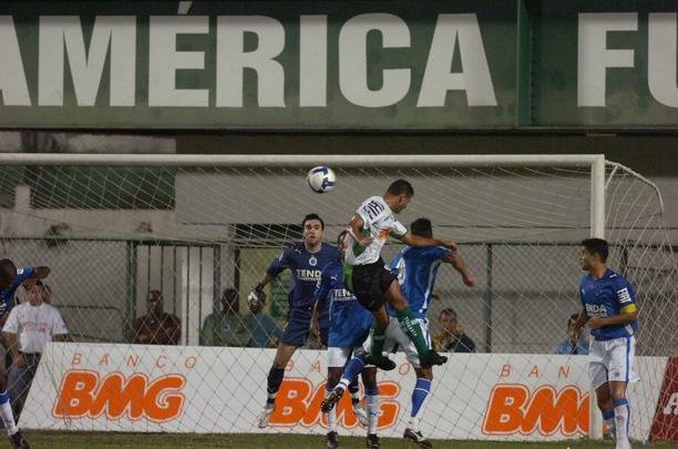 Campes dos Mdulos I e II do Campeonato Mineiro daquele ano, equipes fizeram jogo de entrega de faixas. Raposa venceu o clssico por 2 a 1, com gols de Reinaldo e Jonathas. Luciano descontou para o Coelho