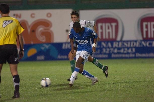 Campes dos Mdulos I e II do Campeonato Mineiro daquele ano, equipes fizeram jogo de entrega de faixas. Raposa venceu o clssico por 2 a 1, com gols de Reinaldo e Jonathas. Luciano descontou para o Coelho