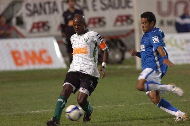 Campes dos Mdulos I e II do Campeonato Mineiro daquele ano, equipes fizeram jogo de entrega de faixas. Raposa venceu o clssico por 2 a 1, com gols de Reinaldo e Jonathas. Luciano descontou para o Coelho