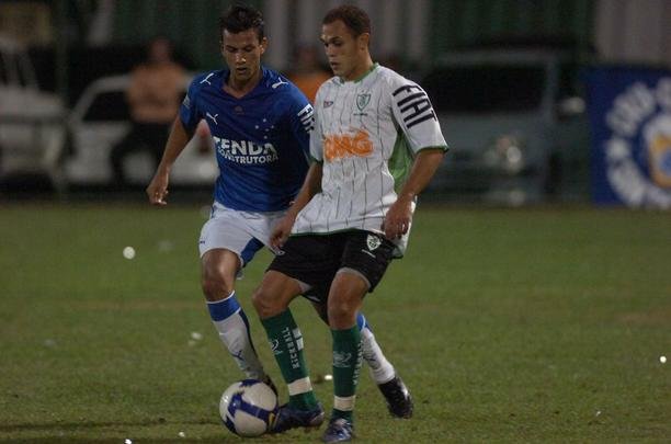 Campes dos Mdulos I e II do Campeonato Mineiro daquele ano, equipes fizeram jogo de entrega de faixas. Raposa venceu o clssico por 2 a 1, com gols de Reinaldo e Jonathas. Luciano descontou para o Coelho