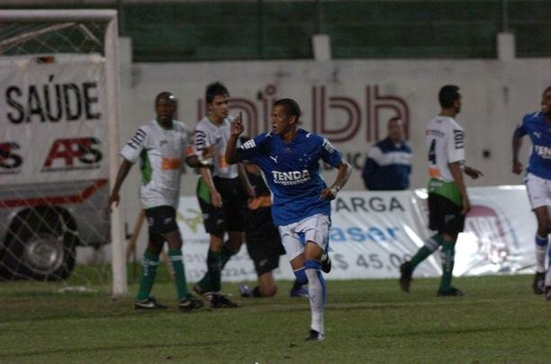 Campes dos Mdulos I e II do Campeonato Mineiro daquele ano, equipes fizeram jogo de entrega de faixas. Raposa venceu o clssico por 2 a 1, com gols de Reinaldo e Jonathas. Luciano descontou para o Coelho